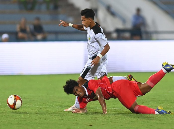 Pesepak bola Timnas Indonesia Marc Klok (kanan) terjatuh setelah dilanggar pesepakbola Timnas Timor Leste Gumario Da Silva dalam laga lanjutan Grup A Sepak Bola SEA Games 2021 Vietnam di Stadion Viet Tri, Phu Tho, Vietnam, Selasa (10/5/2022). ANTARA FOTO/Aditya Pradana Putra/rwa.