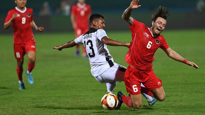 SEA GAMES 2021 : INDONESIA LAWAN TIMOR LESTE Pesepak bola Timnas Indonesia Marc Klok (kanan) terjatuh setelah dilanggar pesepakbola Timnas Timor Leste Gumario Da Silva dalam laga lanjutan Grup A Sepak Bola SEA Games 2021 Vietnam di Stadion Viet Tri, Phu Tho, Vietnam, Selasa (10/5/2022). ANTARA FOTO/Aditya Pradana Putra/rwa.