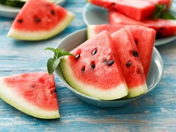 Mahasiswa Tewas Usai Makan Pizza hingga Bahaya Semangka Disimpan di Kulkas