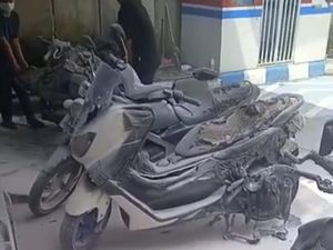 7 Sepeda Motor Terbakar di SPBU Sindangkerta Bandung Barat 7 Sepeda Motor Terbakar di SPBU Sindangkerta Bandung Barat