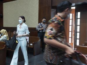 Sentilan Kepedean untuk Siwi Widi Kala Bersaksi di Persidangan Sentilan Kepedean untuk Siwi Widi Kala Bersaksi di Persidangan