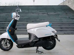 Kymco Luncurkan Skuter Listrik di Italia: Baterai Bisa Ditukar, Jarak Tempuh 200 Km Kymco Luncurkan Skuter Listrik di Italia: Baterai Bisa Ditukar, Jarak Tempuh 200 Km