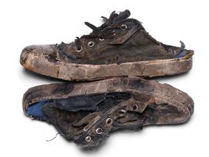 5 Barang Rusak yang Dirilis Balenciaga, Terbaru Sneakers Kotor Rp 27 Juta