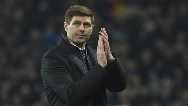 Aston Villa's head coach Steven Gerrard applauds at the end of the English Premier League soccer match between Aston Villa and Manchester United at Villa Park in Birmingham, England, Saturday, Jan. 15, 2022. (AP Photo/Rui Vieira)