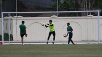 Kiper Timnas Indonesia Ernando Ari Sutaryadi (tengah) menangkap bola saat latihan jelang laga melawan Timnas Timor Leste di Stadion Distrik Tam Nong, Phu Tho, Vietnam.