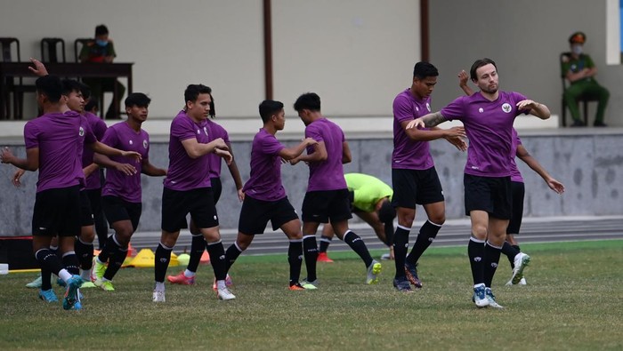 Sejumlah pesepak bola Timnas Indonesia melakukan pemanasan saat latihan jelang laga melawan Timnas Timor Leste di Stadion Distrik Tam Nong, Phu Tho, Vietnam, Jumat (9/5/2022). Jelang laga kedua grup A SEA Games 2021 yang akan berlangsung pada Selasa (10/5) itu, Timnas Indonesia masih menghadapi kendala lapangan latihan yang buruk, salah satunya karena ukurannya yang tidak sesuai standar FIFA. ANTARA FOTO/Aditya Pradana Putra/pras.