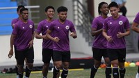 Sejumlah pesepak bola Timnas Indonesia melakukan pemanasan saat latihan jelang laga melawan Timnas Timor Leste di Stadion Distrik Tam Nong, Phu Tho, Vietnam.