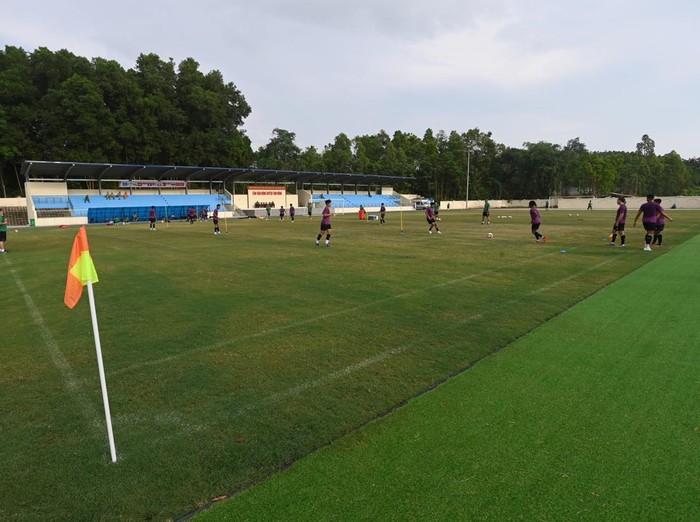 Timnas Indonesia Masih Terkendala Lapangan Latihan Buruk di SEA Games Vietnam Sejumlah pesepak bola Timnas Indonesia melakukan pemanasan saat latihan jelang laga melawan Timnas Timor Leste di Stadion Distrik Tam Nong, Phu Tho, Vietnam, Jumat (9/5/2022). Jelang laga kedua grup A SEA Games 2021 yang akan berlangsung pada Selasa (10/5) itu, Timnas Indonesia masih menghadapi kendala lapangan latihan yang buruk, salah satunya karena ukurannya yang tidak sesuai standar FIFA. ANTARA FOTO/Aditya Pradana Putra/pras.