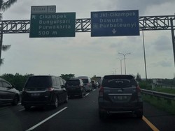 Hati-hati! Tol Japek Disergap Macet