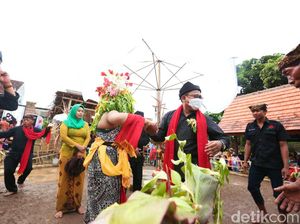Wabup Sugirah Ikut Tundikan di Ritual Adat Seblang Olehsari