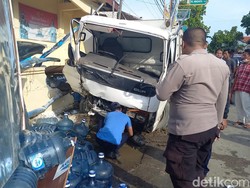 Hindari Pemotor, Truk Muat Galon Tabrak Pagar Polsek Sampang Hingga Ambruk