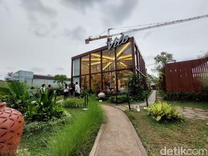 Cuaca Panas Memang Enak Nyantai Makan Es Krim, Sini ke Alam Sutera