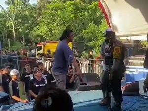 Viral Pria Tantang Polisi di Panggung Orkes Dangdut Pati, Kini Minta Maaf Viral Pria Tantang Polisi di Panggung Orkes Dangdut Pati, Kini Minta Maaf