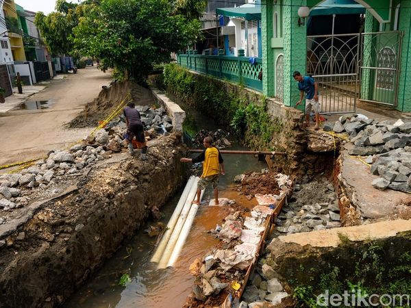 Jalan Amblas Gegara Banjir di Puri Pamulang Tangsel Masih Diperbaiki