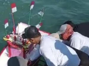 Larung Sedekah Laut Peringati Syawalan di Tasikagung Kembali Digelar Larung Sedekah Laut Peringati Syawalan di Tasikagung Kembali Digelar