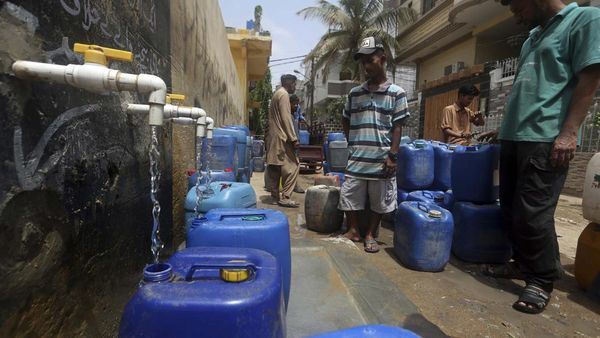 Cuaca Panas dan Kekeringan Bikin Warga Pakistan Antre Air Bersih