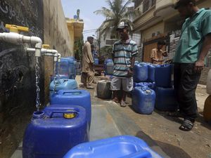 Cuaca Panas dan Kekeringan Bikin Warga Pakistan Antre Air Bersih