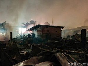100 Lapak Hangus Akibat Kebakaran Pasar Ciputat 100 Lapak Hangus Akibat Kebakaran Pasar Ciputat