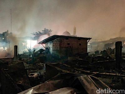 100 Lapak Hangus Akibat Kebakaran Pasar Ciputat