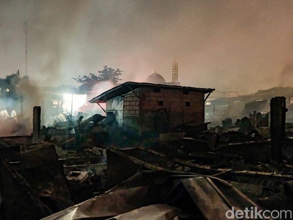 100 Lapak Hangus Akibat Kebakaran Pasar Ciputat