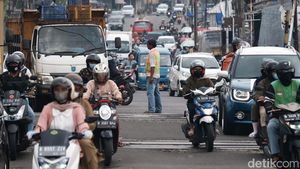 Hiruk-pikuk Lintasan KA Dewi Sartika Depok yang Lagi Dibikin Underpass