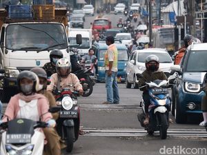 Hiruk-pikuk Lintasan KA Dewi Sartika Depok yang Lagi Dibikin Underpass