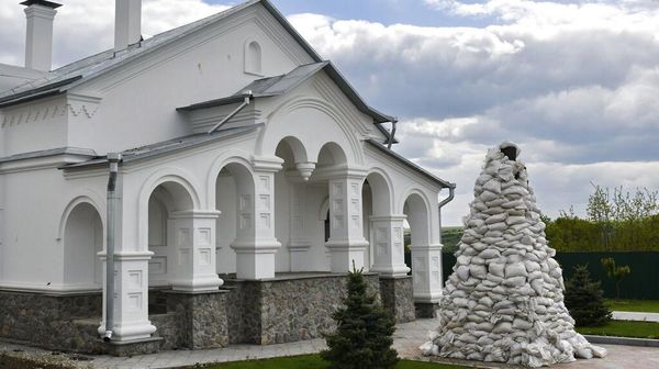 Khawatir Kena Bom Rusia, Monumen Bersejarah Ini Ditutup Karung Pasir