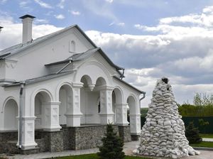 Khawatir Kena Bom Rusia, Monumen Bersejarah Ini Ditutup Karung Pasir