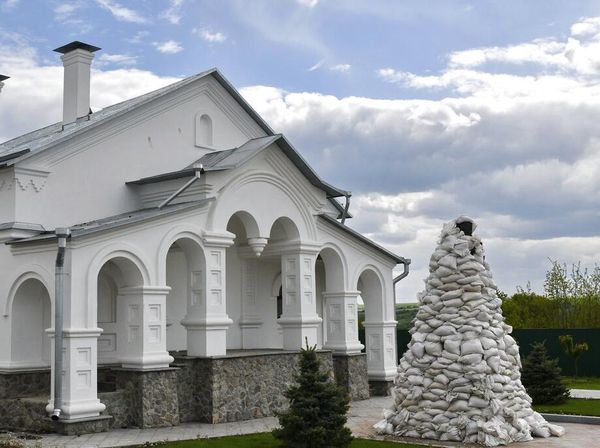 Khawatir Kena Bom Rusia, Monumen Bersejarah Ini Ditutup Karung Pasir