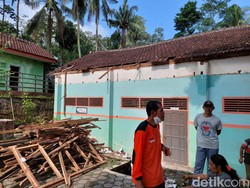 Atap Bangunan SD di Blitar Roboh, Para Siswa Dipindah Sementara