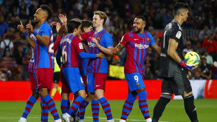 Barcelonas Pierre-Emerick Aubameyang, left, celebrates after scoring his sides third goal during the Spanish La Liga soccer match between FC Barcelona and Celta Vigo at the Camp Nou stadium in Barcelona, Spain, Tuesday, May 10, 2022. (AP Photo/Joan Monfort)