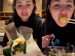 Liburan ke Bali, Bule Ini Cicipi Nasi Bungkus Lauk Telur