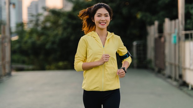 Jalan-jalan atau jogging di sekitar lingkungan tempat tinggal untuk pola diet setelah lebaran.