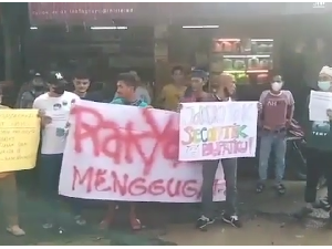 Jalan Tak Kunjung Diperbaiki, Warga Bogor Mancing-Nyebur di Kubangan