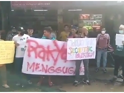 Jalan Tak Kunjung Diperbaiki, Warga Bogor Mancing-Nyebur di Kubangan