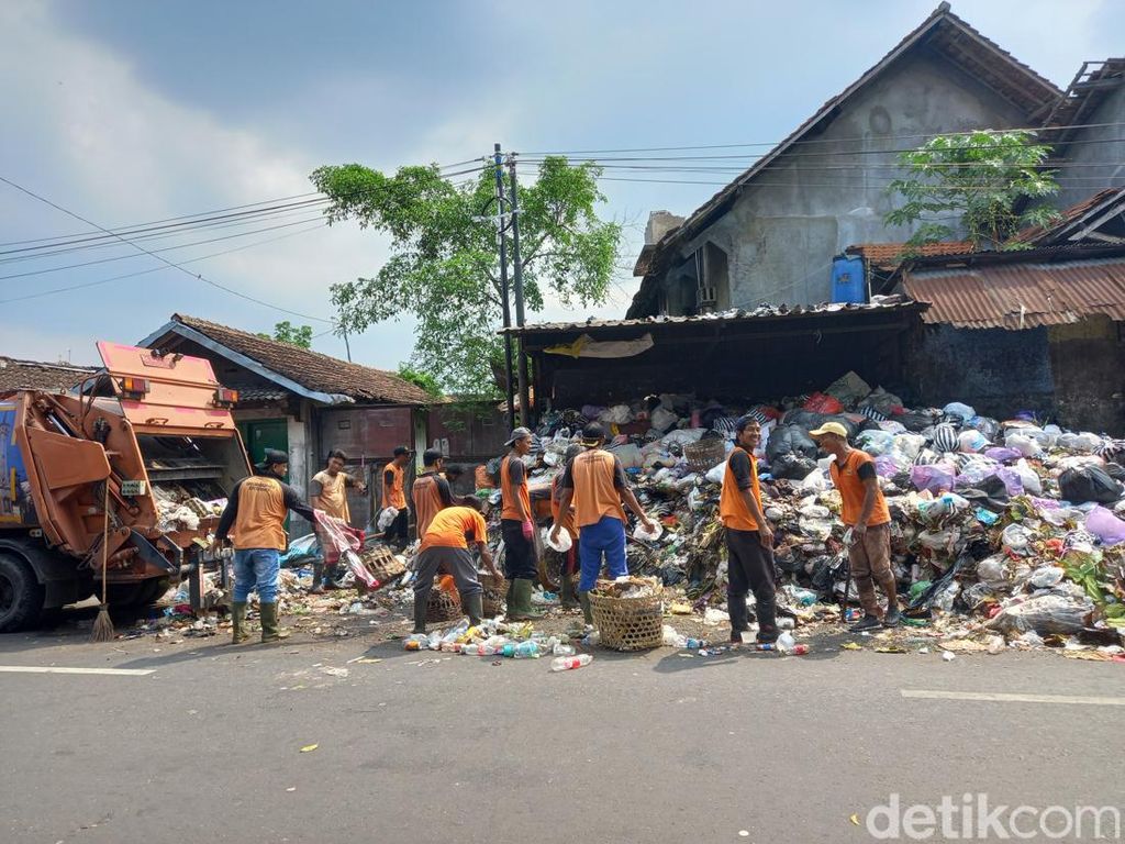 Sampah Depo Hayam Wuruk Jogja Menggunung, Warung Tutup-Warga Mengungsi