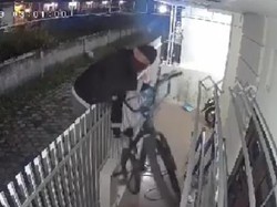 Terekam CCTV! Perjuangan Maling Panjat Pagar 2 M Hanya Ambil Barang Ini