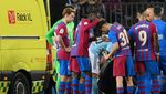 Momen Ronald Araujo Beknya Barca Keluar Lapangan dengan Ambulans