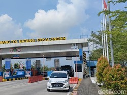 Heboh Emak-emak Pemotor Berdaster Tanpa Helm Ngebut di Tol Pekalongan