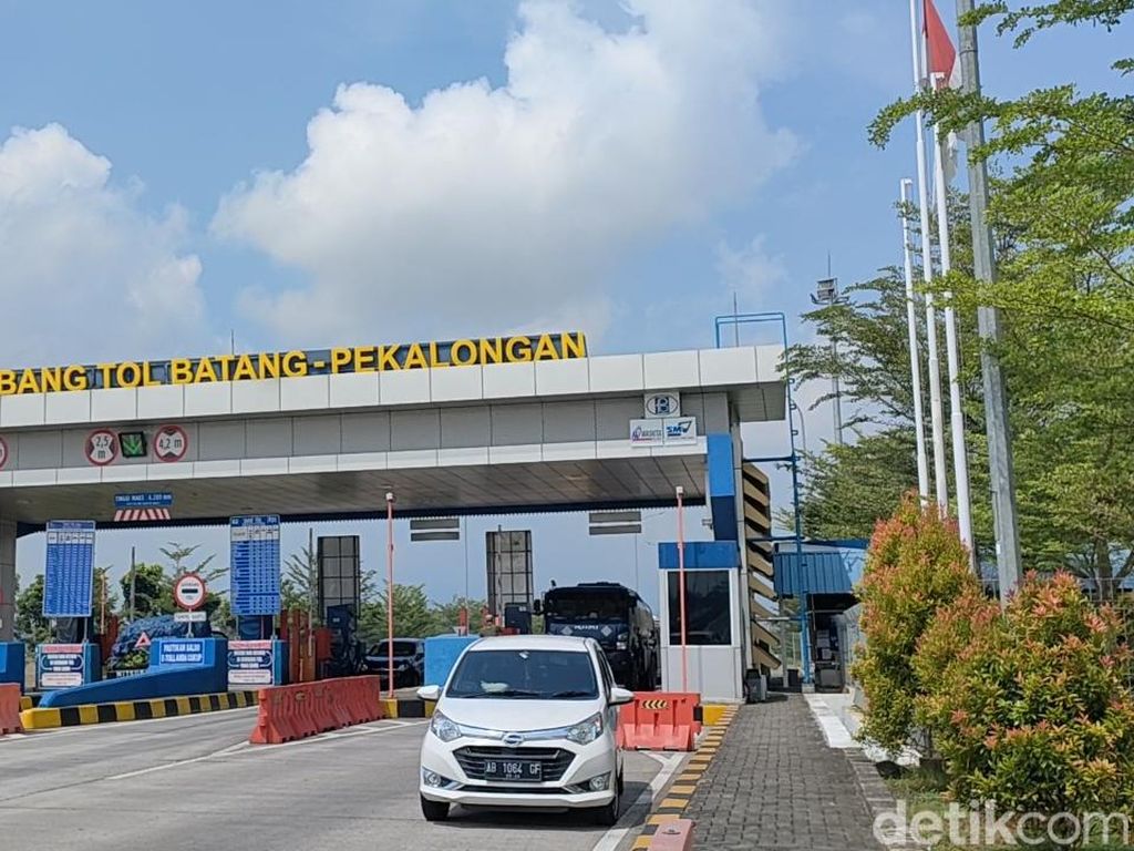 Heboh Emak-emak Pemotor Berdaster Tanpa Helm Ngebut di Tol Pekalongan Heboh Emak-emak Pemotor Berdaster Tanpa Helm Ngebut di Tol Pekalongan