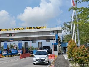 Heboh Emak-emak Pemotor Berdaster Tanpa Helm Ngebut di Tol Pekalongan Heboh Emak-emak Pemotor Berdaster Tanpa Helm Ngebut di Tol Pekalongan