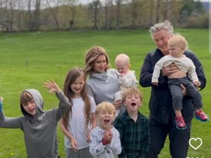 Pengakuan Alec Baldwin yang Usianya 66 & Punya 8 Anak, Masih Ingin Nambah Anak Pengakuan Alec Baldwin yang Usianya 66 & Punya 8 Anak, Masih Ingin Nambah Anak