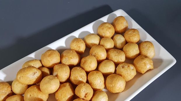 ilustrasi amplang dari samarinda delicious crunchy spanish mackarel crackers with round shape made with dough from the city of Palembang Indonesia