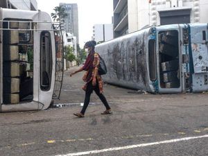 Sri Lanka Rusuh, Jam Malam Diperpanjang Usai 50 Rumah Pejabat Dibakar