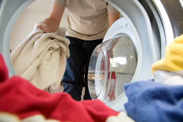 Karena serat kain satin sangat rentan rusak, sebaiknya tidak mencucinya dengan mesin