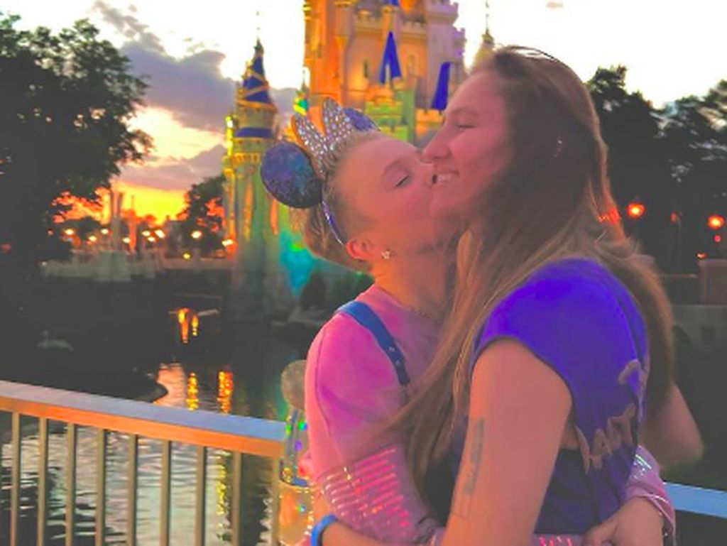 Jojo Siwa Balikan dengan Kekasih Lesbinya, Foto Ciuman Jadi Sorotan