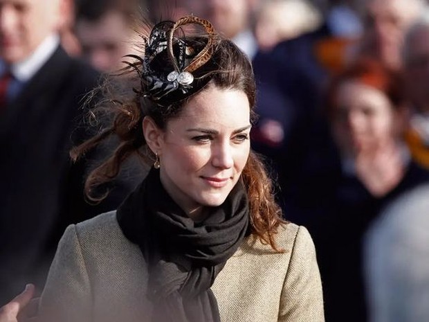 Kate Middleton tampil cantik mengenakan fascinator. Foto : Pinterest/Insider Kate Middleton tampil cantik mengenakan fascinator. Foto : Pinterest/Insider