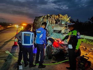 Pikap Tabrak Truk di Tol Madiun Gegara Sopir Ngantuk, 3 Orang Tewas