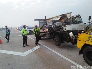 Truk Boks Tabrak Tiang JPO Tol Ngawi Gegara Sopir Ngantuk, 2 Orang Tewas Truk Boks Tabrak Tiang JPO Tol Ngawi Gegara Sopir Ngantuk, 2 Orang Tewas