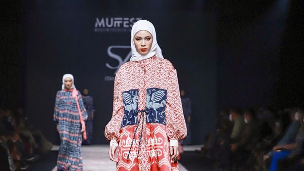 8 Foto Koleksi Busana Muslim Itang Yunasz, Hadirkan Wastra Indonesia Timur